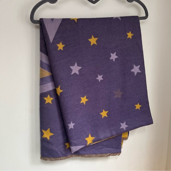 Star Patterned Scarf
Purple And Mustard
Reversible - Picture 3 of 5